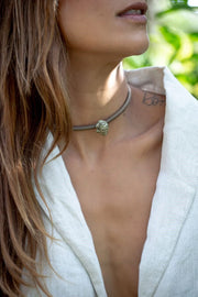 Choker Abundância Cinza - Pedra Pirita